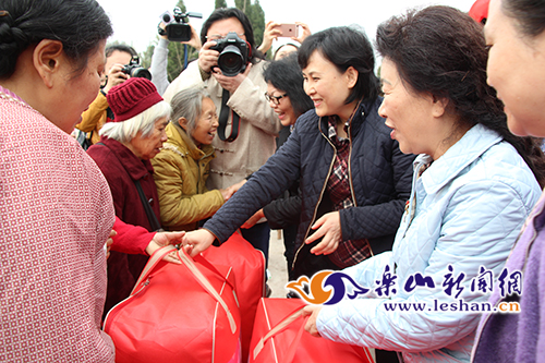 乐山“脱贫攻?巾帼同行”活动启?></a></li>
                            
                    </ul>
                </div>
                 
                 
            </div>
            <div class=