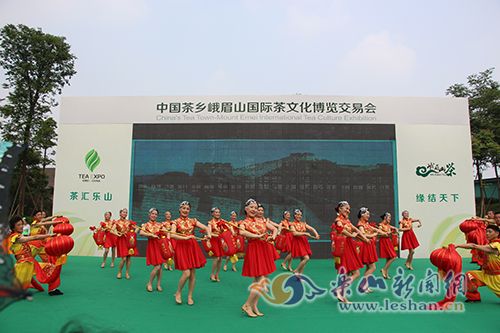 赸