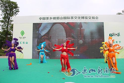 赸