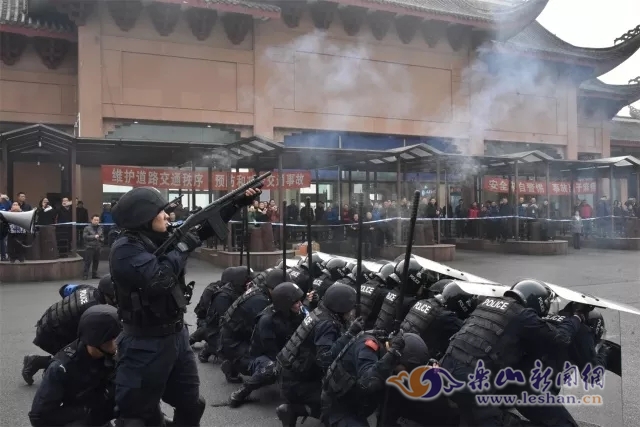峨眉山景区一停车场突现“暴徒?警方果断处置