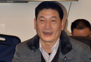 ˴