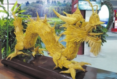 崨